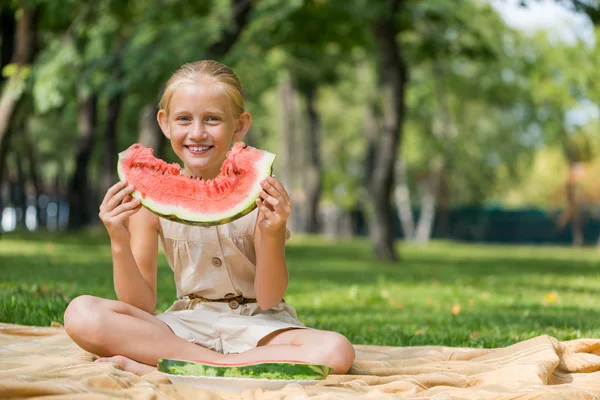 Kind mit Wassermelonenscheibe — Stockfoto