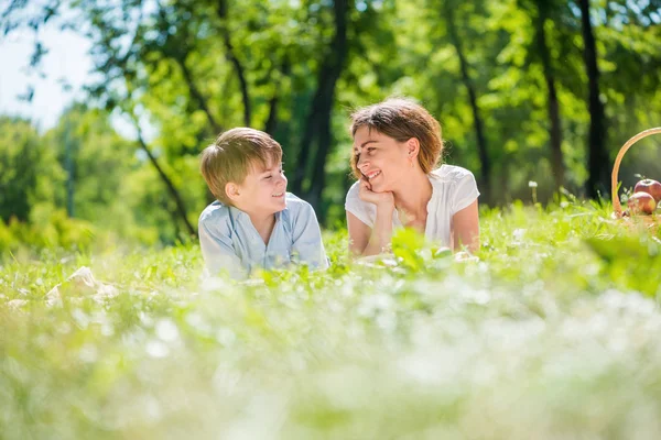 Familia en el parque — Foto de Stock