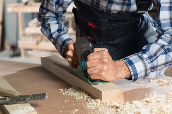 Falegname al lavoro — Foto Stock