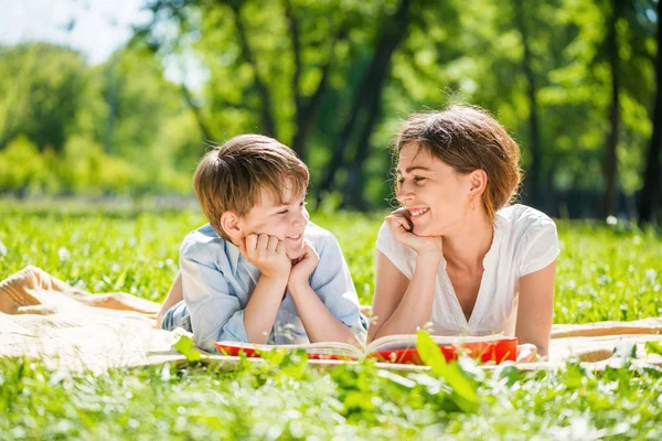 Familjen på park — Stockfoto