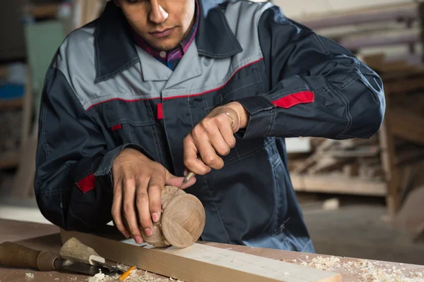 Carpintero en el trabajo —  Fotos de Stock