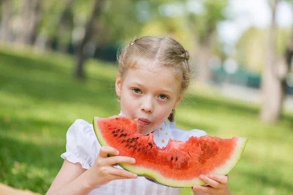 Kind mit Wassermelonenscheibe — Stockfoto