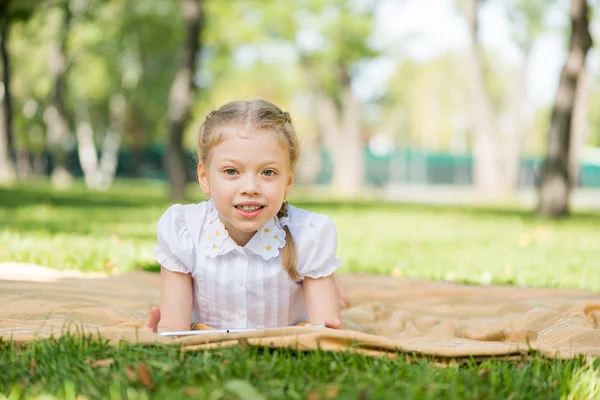 Menina no parque de verão — Fotografia de Stock