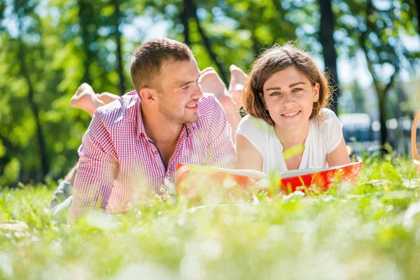 Datum im Park — Stockfoto