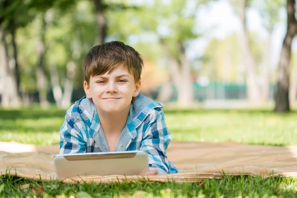 Menino no parque de verão — Fotografia de Stock