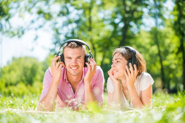 Paar im Park — Stockfoto