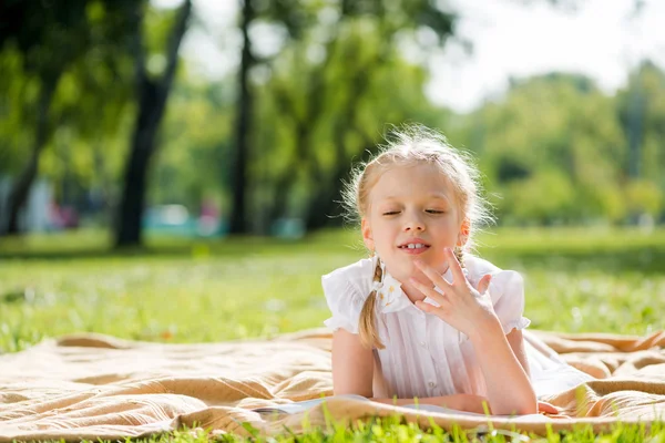 Girl enjoying summertime — Stock Photo, Image