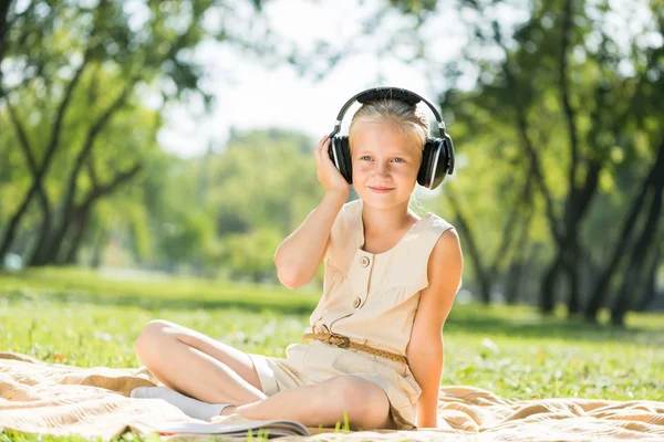 Dziewczyna korzystających z muzyki — Zdjęcie stockowe