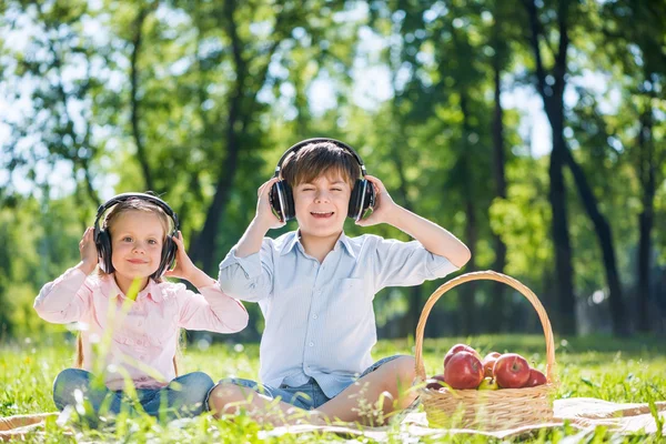 Niños disfrutando de la música — Foto de Stock