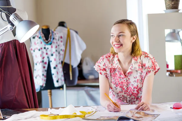 Sempstress op het werk — Stockfoto