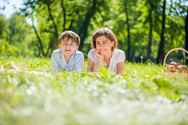 Familjen på park — Stockfoto