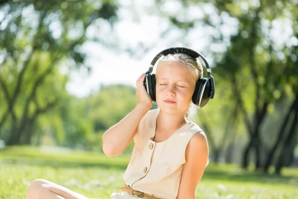 Dziewczyna korzystających z muzyki — Zdjęcie stockowe