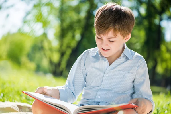 Ragazzo nel parco estivo — Foto Stock