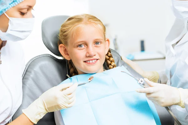 Zahnarzt inspiziert Patientin — Stockfoto
