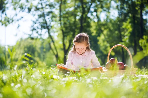 Sweet girl in park — Stock Photo, Image