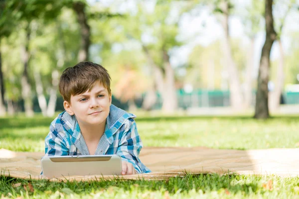 Junge im Sommerpark — Stockfoto