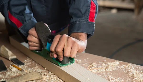 Falegname al lavoro — Foto Stock