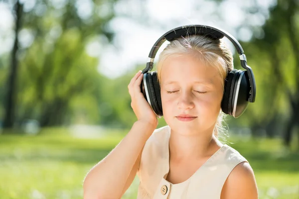 Girl enjoying music — Stock Photo, Image