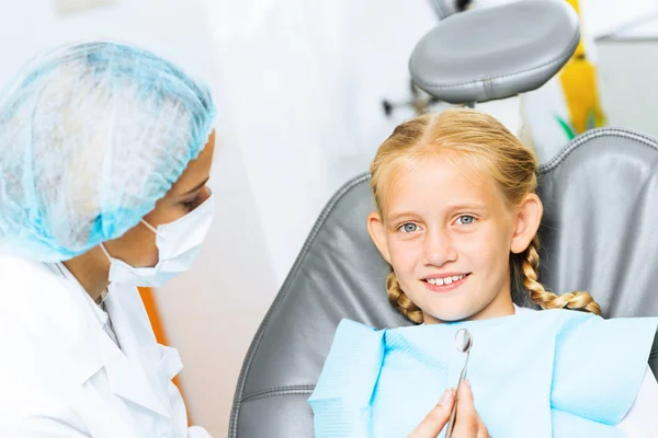 Dentista inspeccionando paciente — Foto de Stock