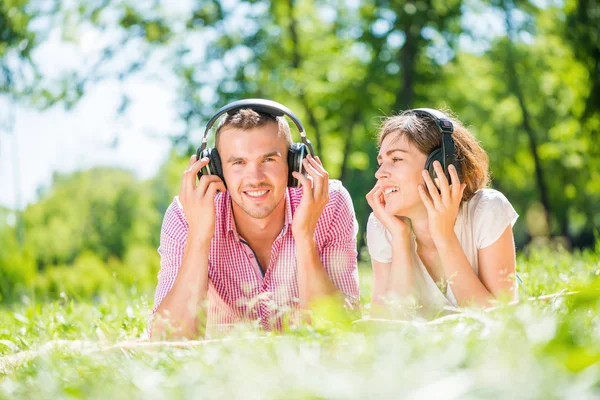 Pareja en el parque — Foto de Stock