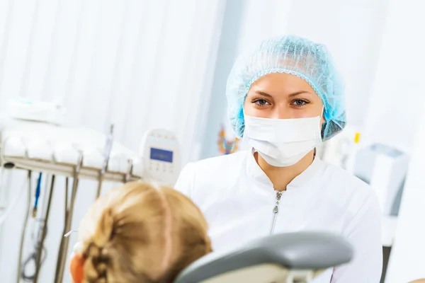 Dentista a inspecionar paciente — Fotografia de Stock