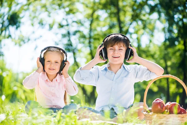 Bambini che amano la musica — Foto Stock