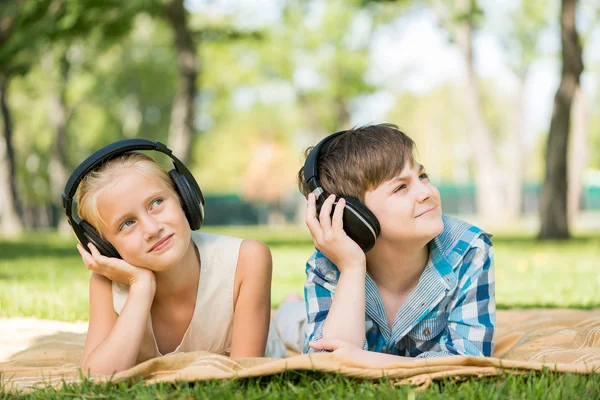 Niños con auriculares —  Fotos de Stock