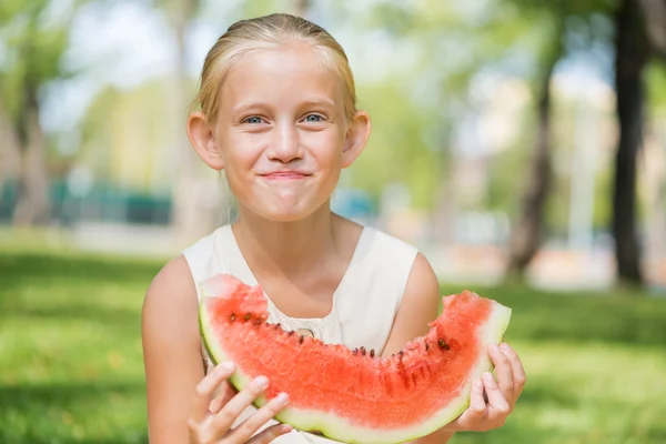 Kind mit Wassermelonenscheibe — Stockfoto