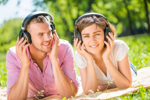 Casal no parque — Fotografia de Stock