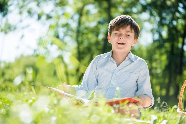 Niño en el parque de verano — Foto de Stock