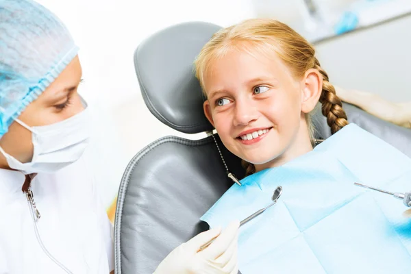 Dentista inspeccionando paciente —  Fotos de Stock