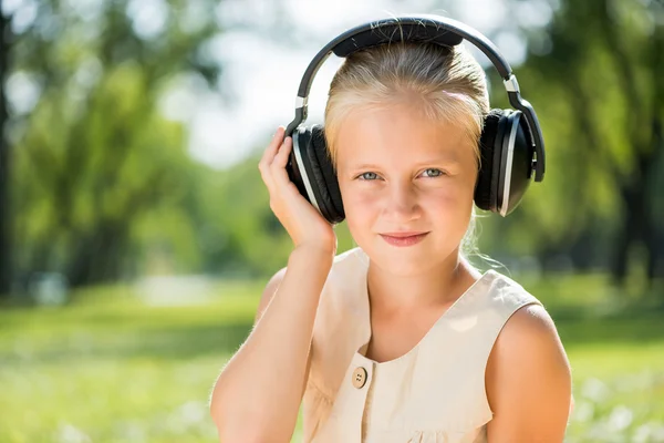 Girl enjoying music — Stock Photo, Image