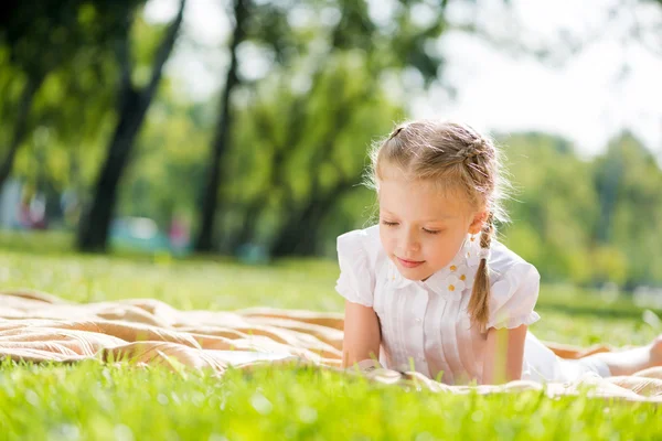 Fin de semana de verano en parque — Foto de Stock