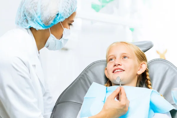 Dentista a inspecionar paciente — Fotografia de Stock