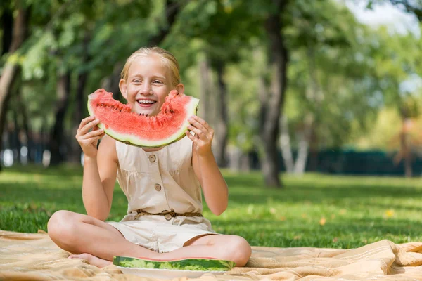 Kind mit Wassermelonenscheibe — Stockfoto