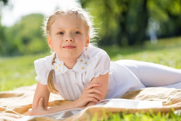 Tjej njuter av sommaren — Stockfoto