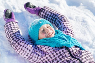 kar üzerinde yatan kız