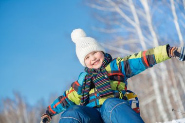 Küçük sevimli çocuk sürme kızak