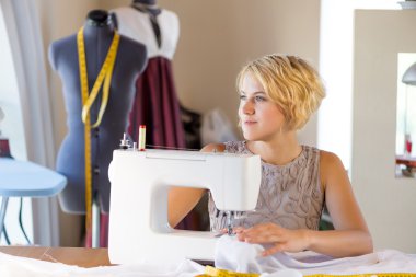 Genç çekici needlewoman