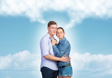 Mutlu çift kucaklaşması