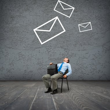 Yukarıda sandalye arıyor işadamı