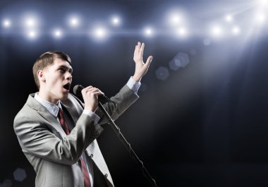 işadamı mikrofon ile