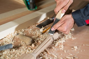 Kesici ile iş yerinde bir marangoz