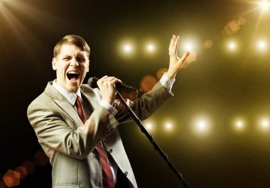 işadamı mikrofon ile