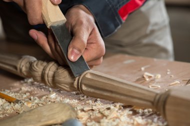 Kesici ile iş yerinde bir marangoz