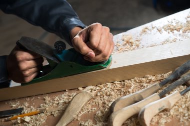 İş yerinde jointer ile marangoz