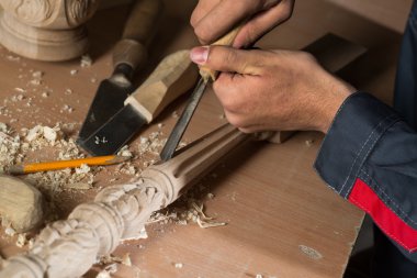 Kesici ile iş yerinde bir marangoz