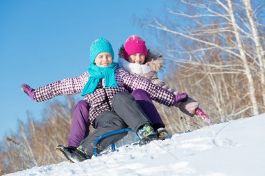 İki sevimli kız eğleniyor