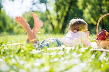 Çocuk parkında yalan