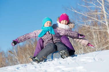 İki sevimli kız eğleniyor